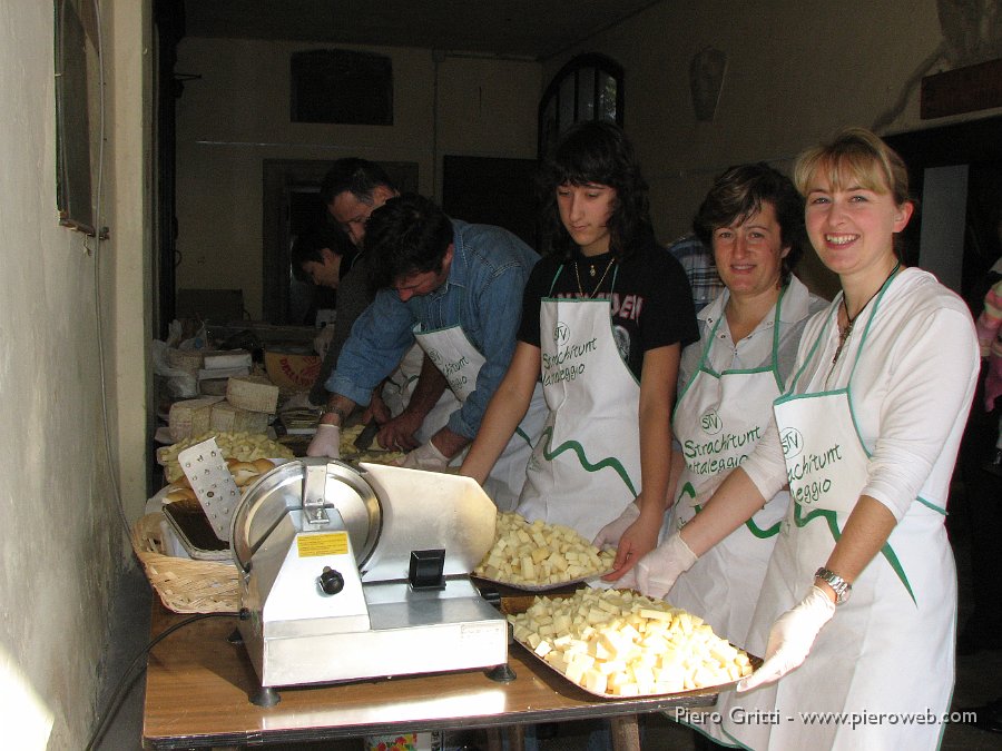 sagra-strachitunt 021.jpg - I formaggi sono pronti